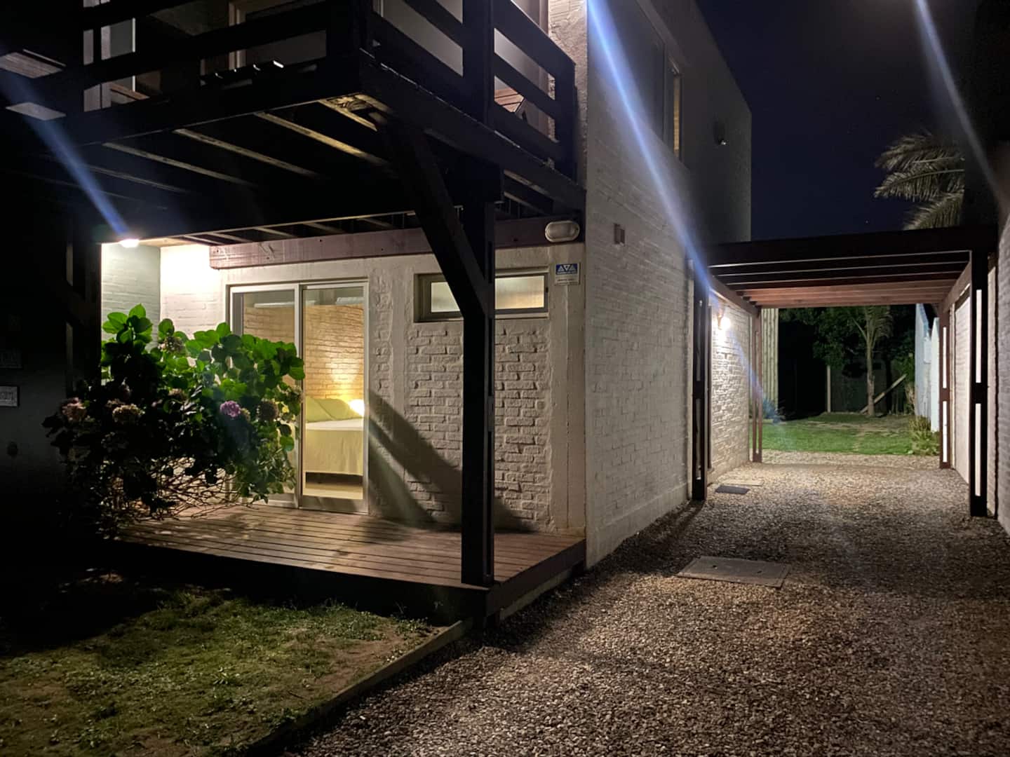 Casa de noche, terraza iluminada