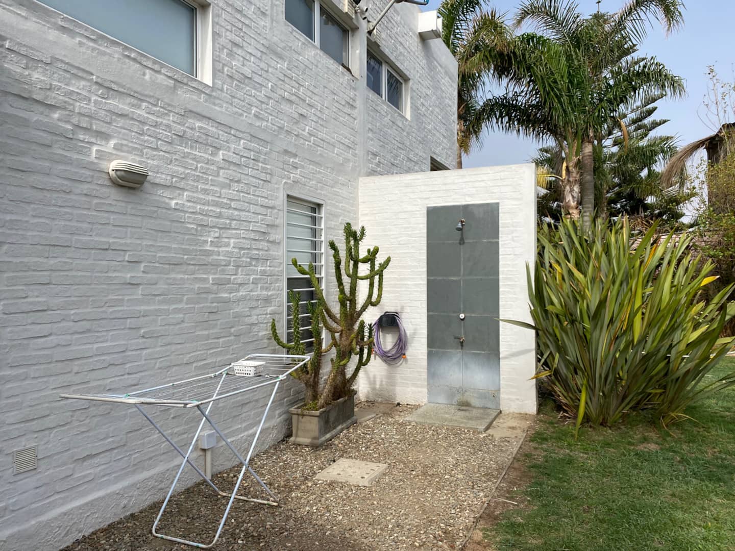 Ducha exterior en el jardín