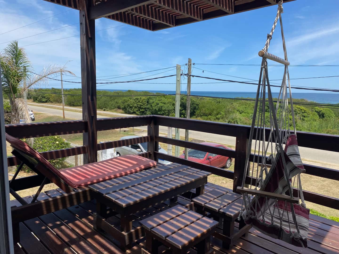 Terraza con vista al mar, reposera y hamaca