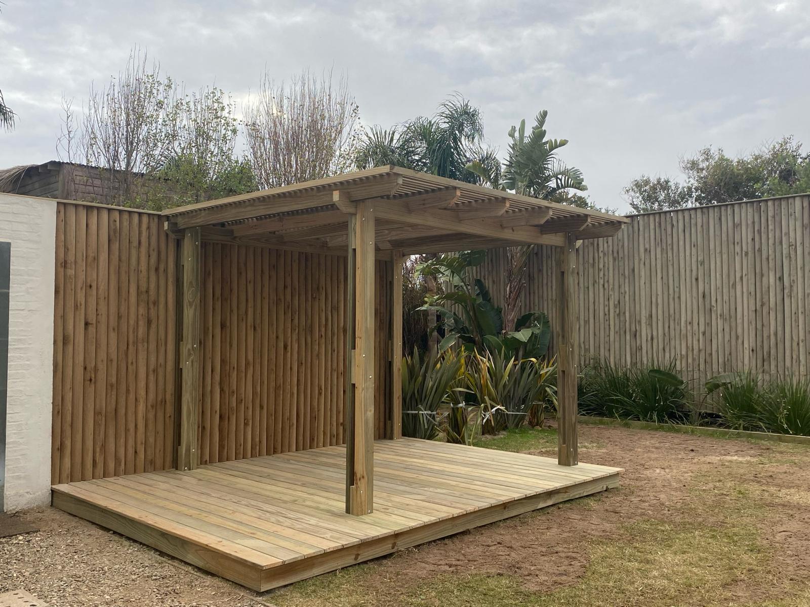 Pérgola de madera en el jardín